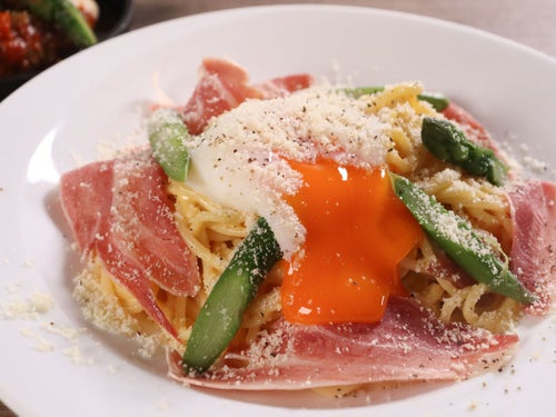 温めるだけ！　アスパラガスと生ハムのカルボナーラ